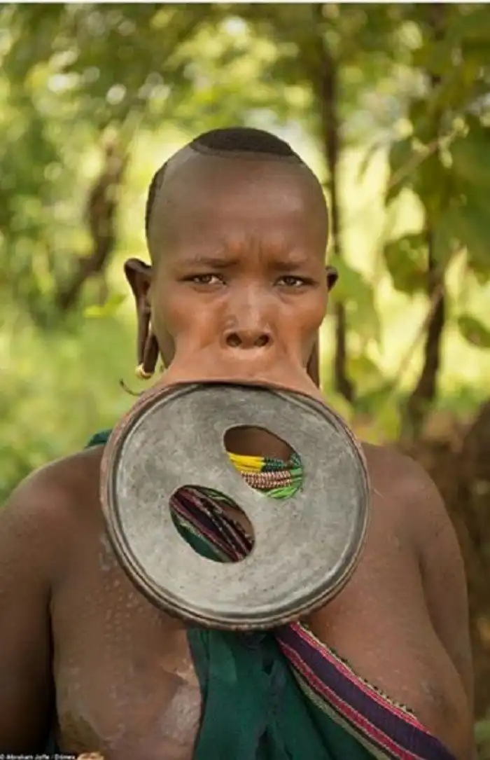 Эфиопка сумела вдеть в губу диск рекордной величины!