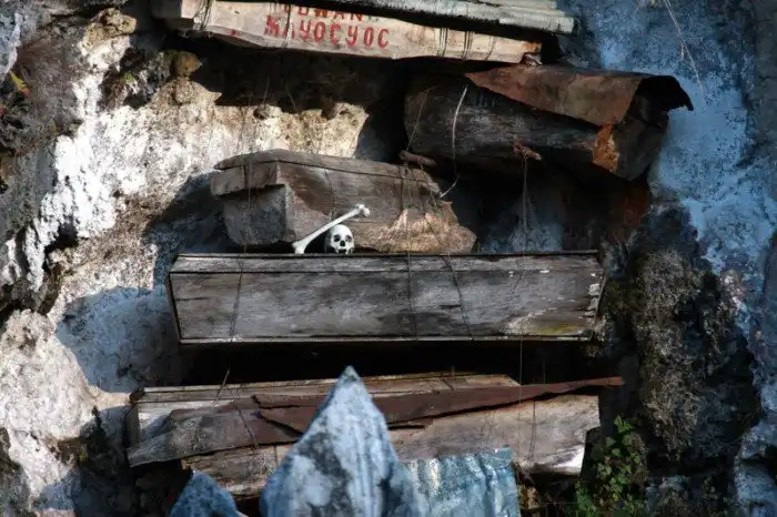 В Сагаде верят, чем выше тело - тем ближе душа к небесам