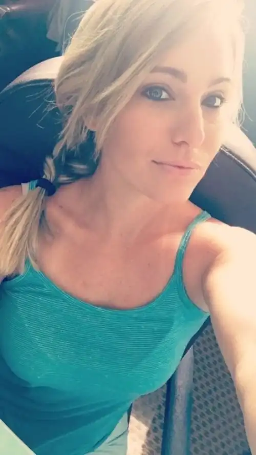 Девушки делают селфи