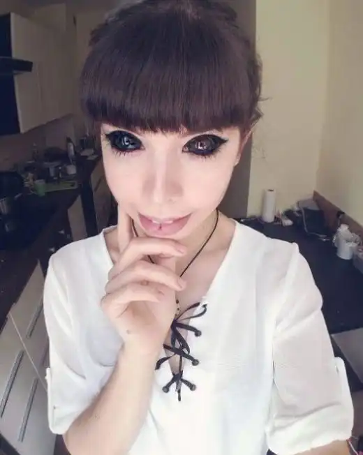 Девушка лишилась зрения, делая татуаж глаз