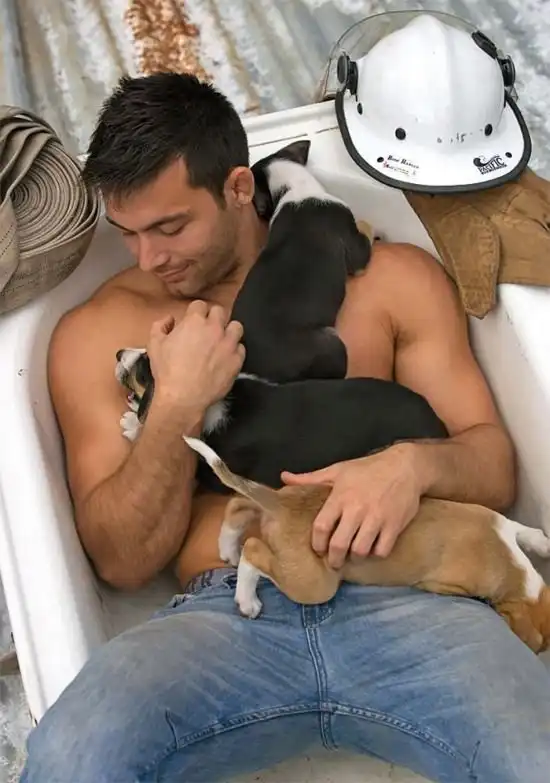 Австралийские пожарные в горячей фотосессии для календаря