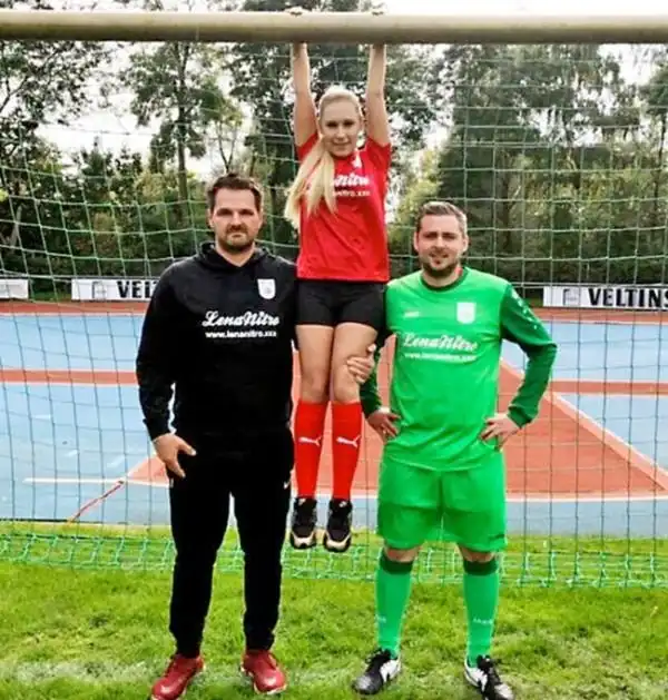 Немецкая порноактриса Лена Нитро стала титульным спонсором футбольного клуба «Обервюрцбах»