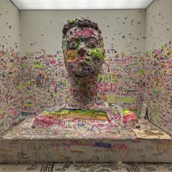 Бюст Кэти Перри «украсили» матерным словом из русского языка