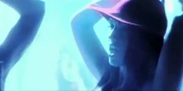 15 известных актеров, которые начинали в массовке