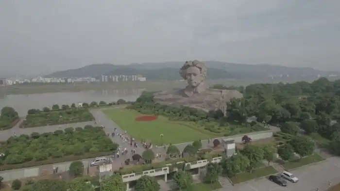 Огромная голова Mao Цзэдуна в китайском городе Чанша