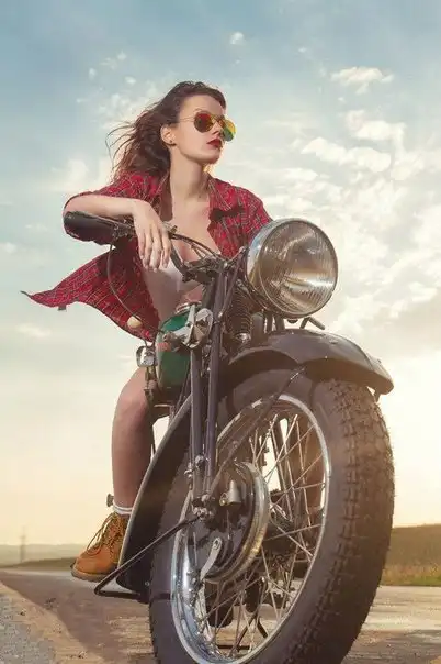 Девушки и мотоциклы