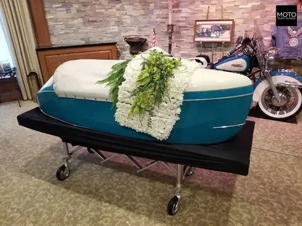 Байкер и мотоцикл вместе до конца