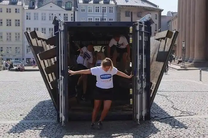 Загадочный контейнер посреди людного места