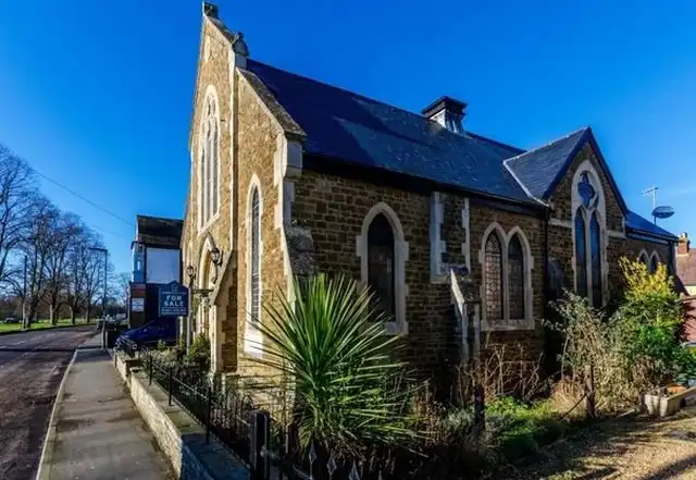 В Великобритании старинную церковь превратили в роскошный особняк