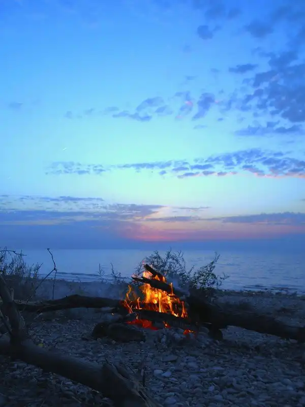 Костер на берегу