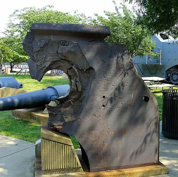 Броня крупнейшего военного корабля, пробитая артиллерийским снарядом