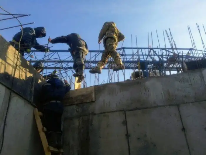 Эти люди явно не слышали о технике безопасности