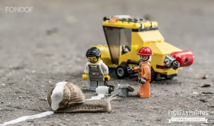 Фотограф снимает сценки с фигурками LEGO и насекомыми