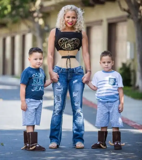 Ради тонкой талии женщина носит корсет 23 часа в сутки