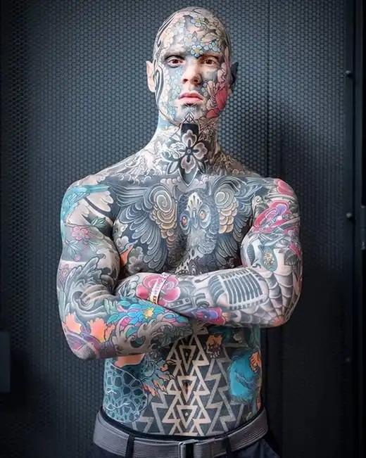 Кем работает этот парень?