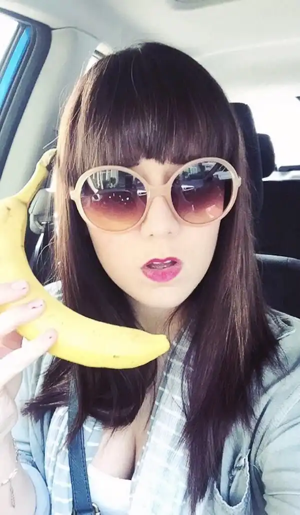 Девушки и желтый фрукт