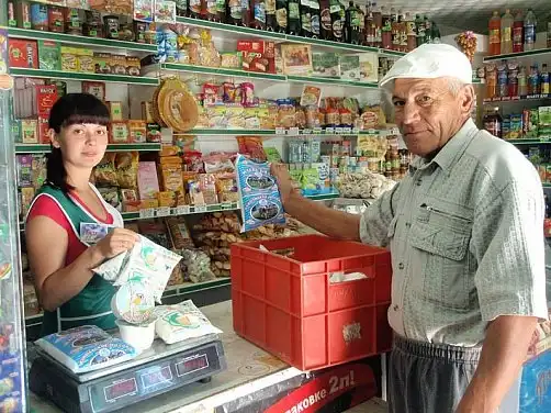 Заверните две! (Симпатичные работницы торговли)