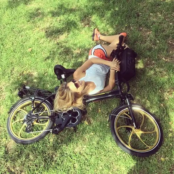 Симпатичные велосипедистки