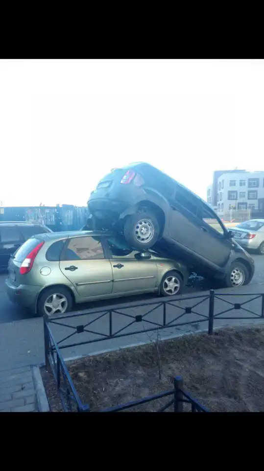 Неадекват в Мурино таранил автомобили во дворе