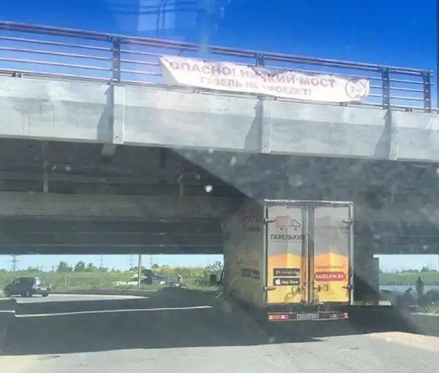 Под «мостом глупости» в Санкт-Петербурге вновь застряла «Газель»