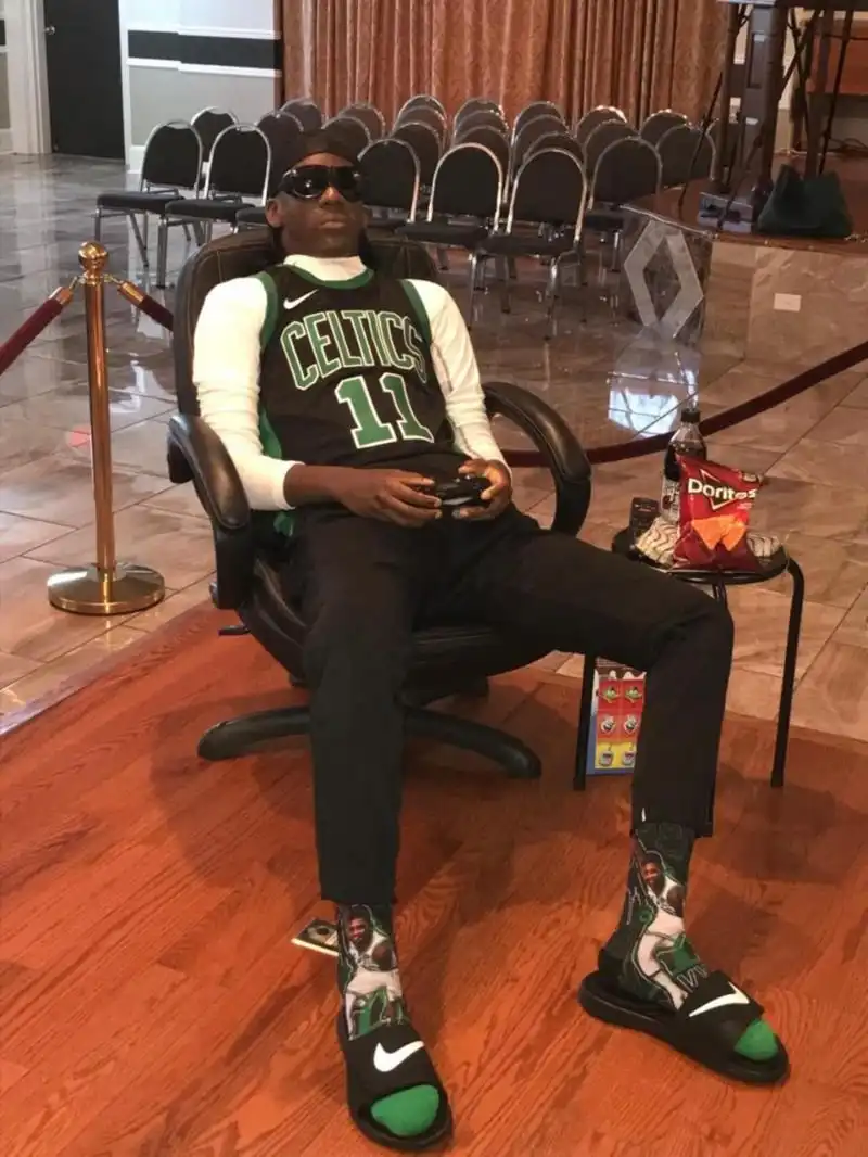 Родные попрощались с погибшим парнем, усадив его перед телеком и включив игру любимой команды