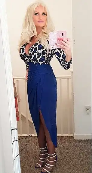 Девушка вылепила из себя грудастую блондинку