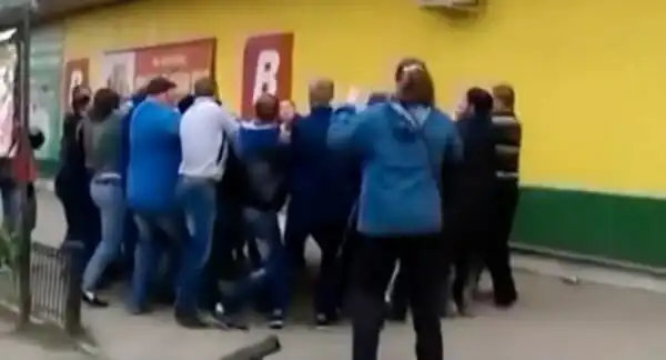 Мужчина спасает жизнь своего ребёнка, выбросив его из окна пятого этажа