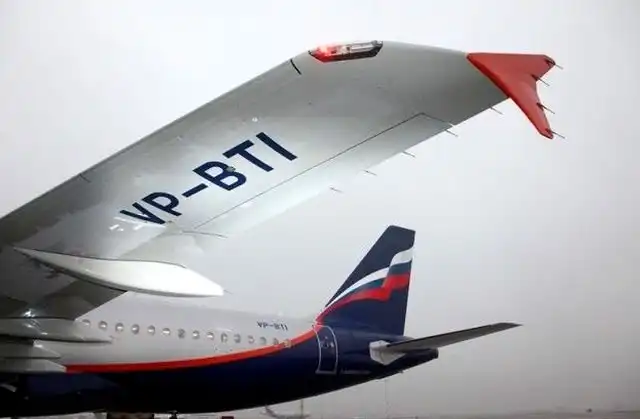 Для чего нужны специальные обтекатели под крылом самолетов