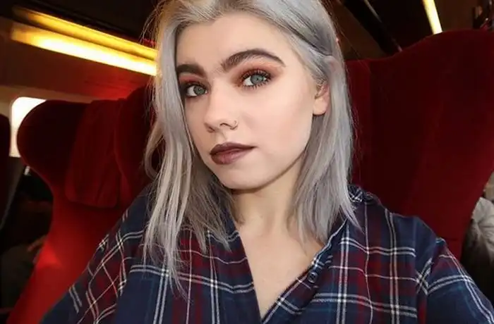 Девушки со сросшимися бровями