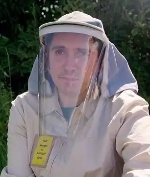 Для парня, моментально сгорающего на солнце, сделали второе лицо