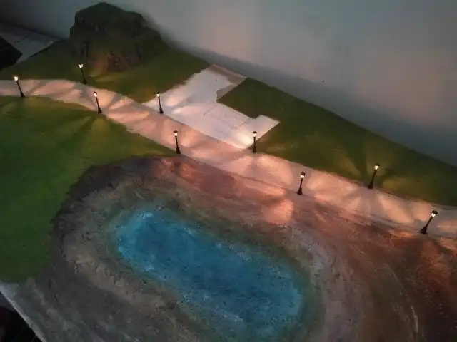 Самодельный журнальный стол с макетом под стеклом