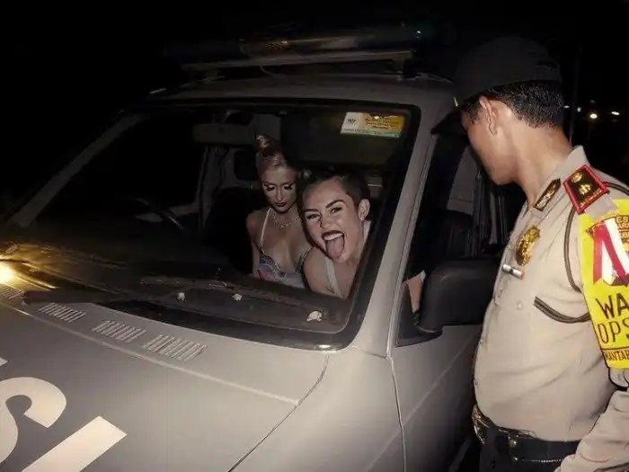 Фотошопер помещает знаменитостей в трущобы Индонезии, и это выглядит безумно реалистично