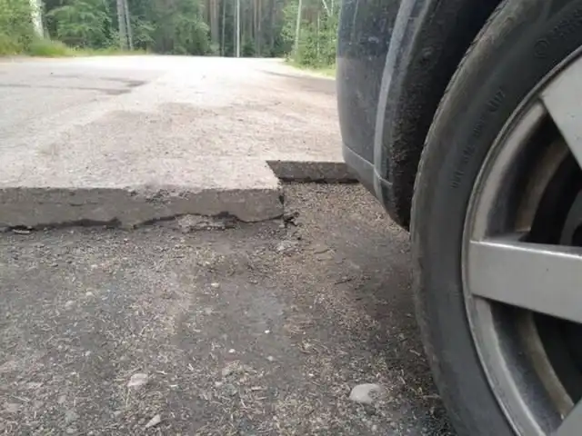 Последствия проезда по дорожному полотну с вырезанным асфальтом