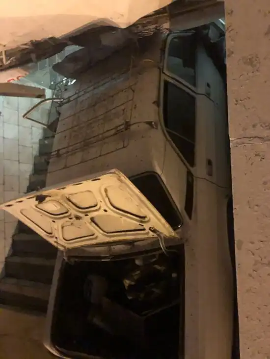 Водитель уснул за рулем и заехал в подземный переход в Омске