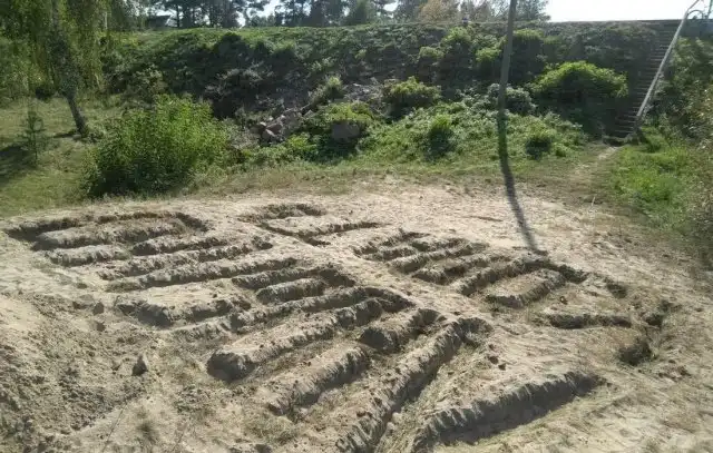 Странный арт-объект на берегу реки Сож в Гомеле