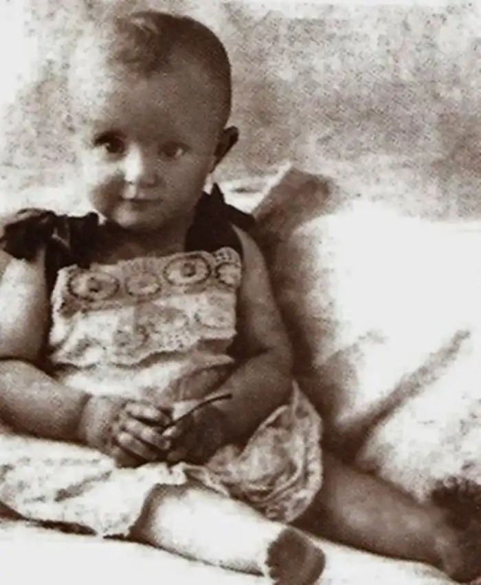 Знаменитости в детстве. Фото из домашних архивов