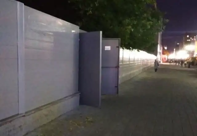 Вокруг школы в центре Екатеринбурге установили глухой забор