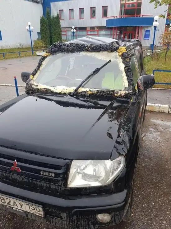 При помощи скотча и монтажной пены можно отремонтировать всё, что угодно