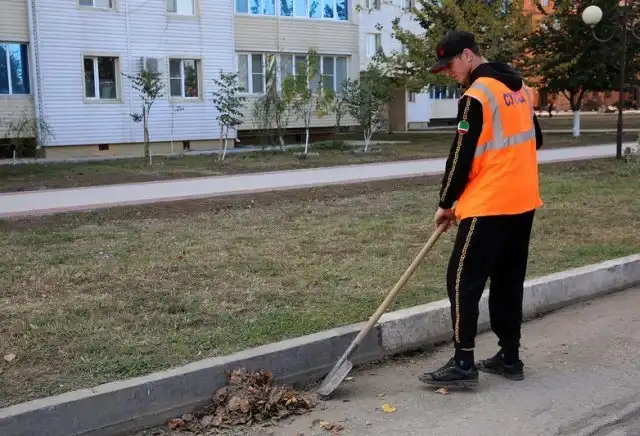 Чеченец, оскорбивший парня в автобусе, приступил к уборке улиц в Грозном