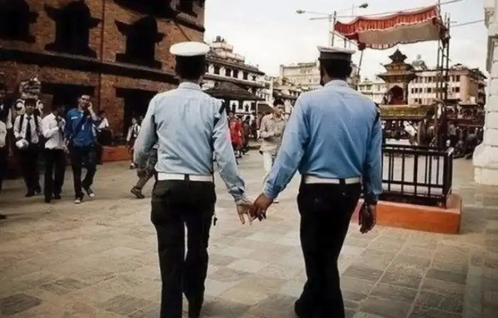 Это интересно: Почему непальские мужчины ходят за ручку?