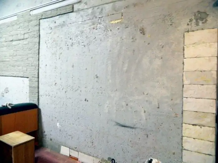 Житель Надыма сделал объёмную карту мира из пустой стены в своём гараже