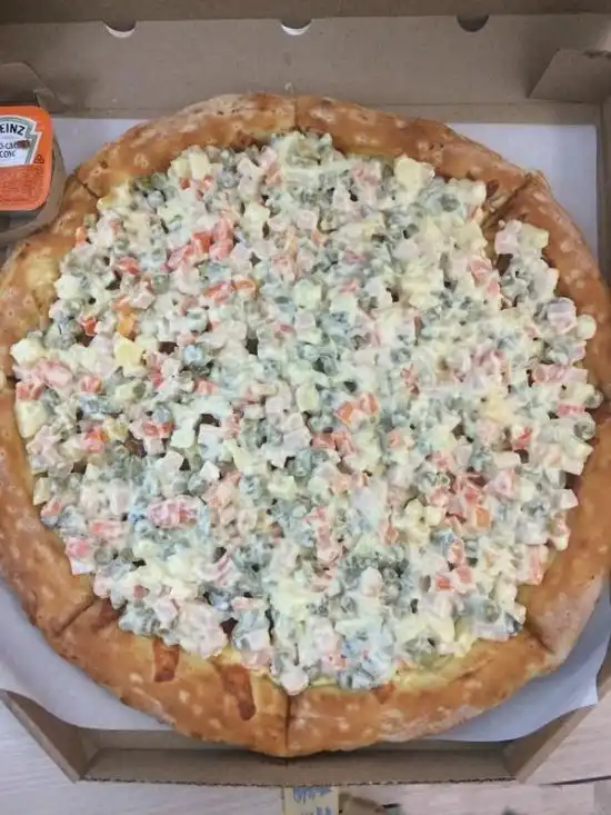 Пицца с оливье все-таки существует!