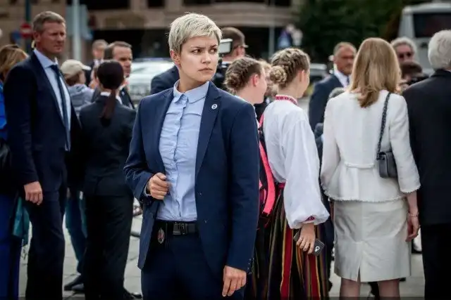 Кем работает эта с виду хрупкая девушка?