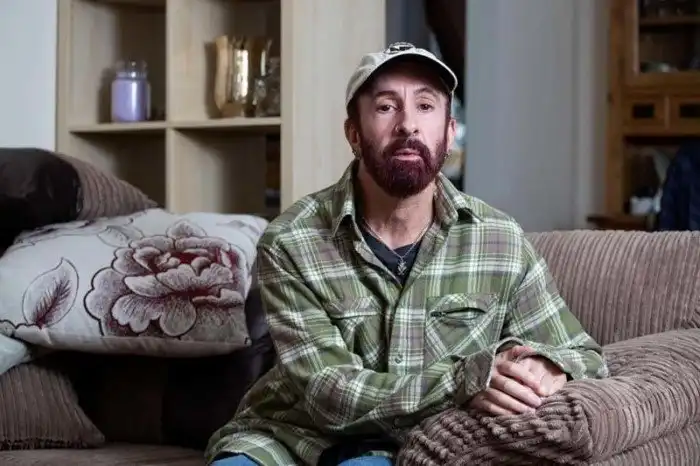 «Скучаю по себе»: Женщина случайно посчитала себя трансгендером из-за детской травмы и сменила пол