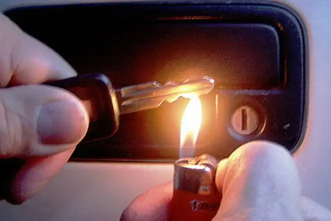 Как открыть замерзший замок в авто