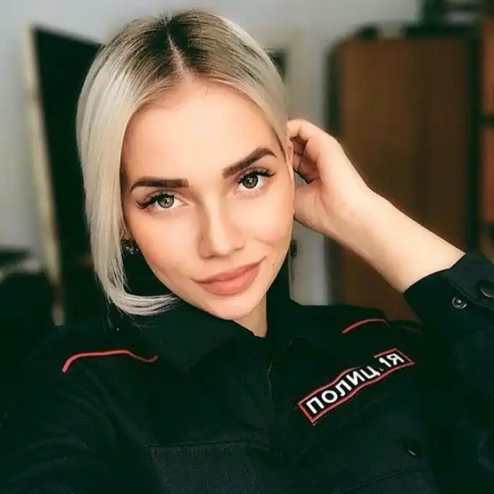 Вы имеете право хранить молчание: девушки с наручниками