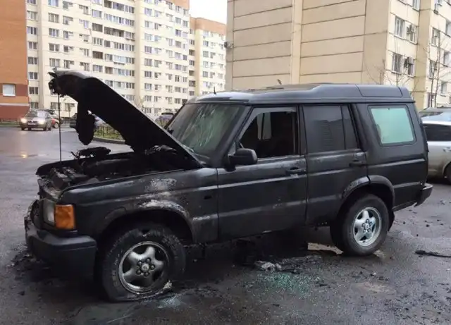 В культурной столице подожгли автомобиль за парковку посреди двора
