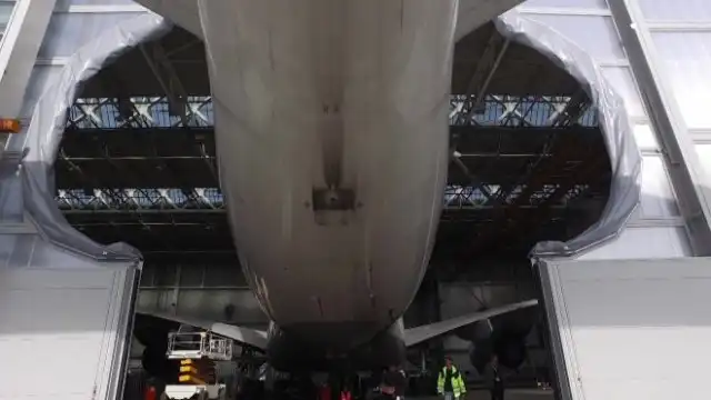 Необычные ворота в ангаре мюнхенского аэропорта