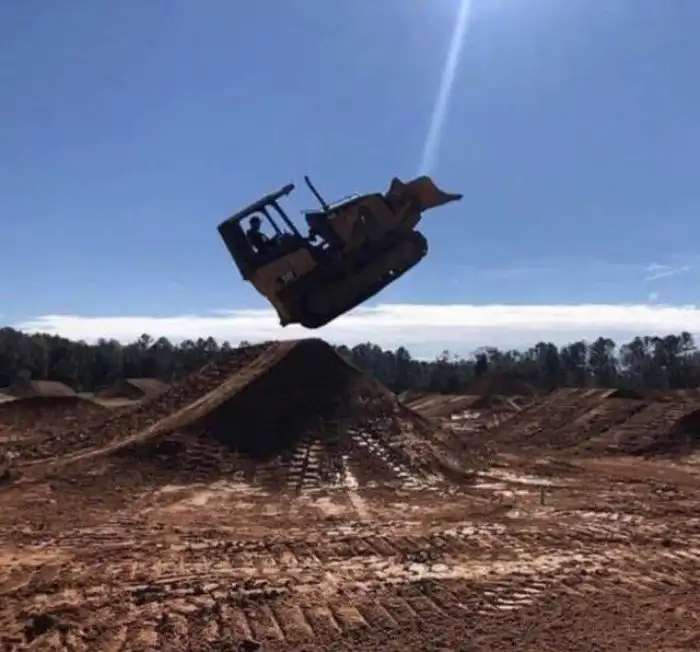 Директор РЕН ТВ стоя аплодирует посту: отсутствие гравитации доказано