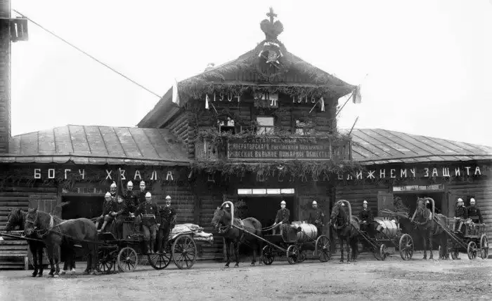 «Пьяницам вход в гараж воспрещен!»: краткая история отечественных лозунгов за последние 100 лет